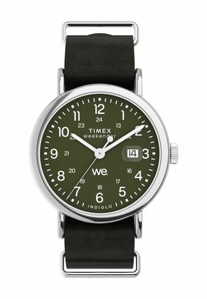 La montre Timex Weekender présente un boîtier rond en acier inoxydable argenté, un cadran vert, des chiffres blancs, un bracelet en cuir noir et un affichage de la date.