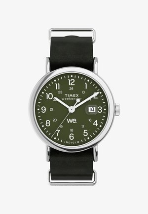 Timex Weekender horloge heeft een ronde zilveren roestvrijstalen kast, groene wijzerplaat, witte cijfers, zwart lederen band en een datumaanduiding.