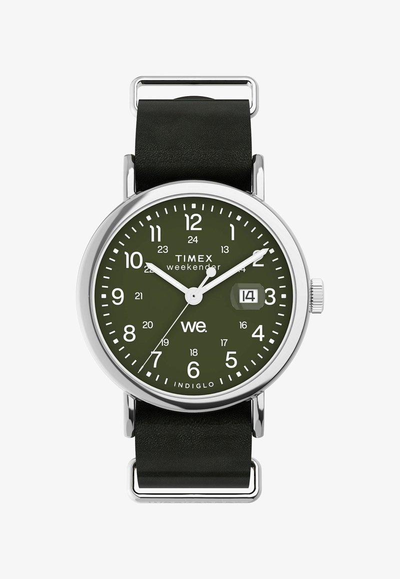L'orologio Timex Weekender presenta una cassa rotonda in acciaio inox argento, un quadrante verde, numeri bianchi, un cinturino in pelle nera e un display della data.