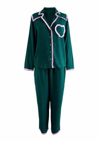 Zelen set pižame iz mehkega blaga, ki vsebuje srajco s gumbi in nabranimi roza robovi ter obližem v obliki srca, v kompletu z ujemajočimi hlačami.