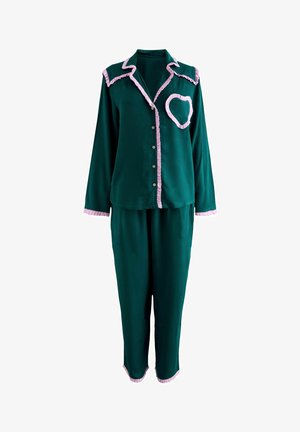 Set di pigiama verde realizzato in morbido tessuto, con camicia a bottoni rifinita con volant rosa e una toppa a forma di cuore, abbinata a pantaloni coordinati.