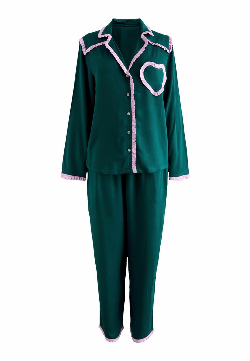 Zelen set pižame iz mehkega blaga, ki vsebuje srajco s gumbi in nabranimi roza robovi ter obližem v obliki srca, v kompletu z ujemajočimi hlačami.