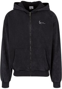Sweat à capuche noir zippé avec poches avant, poignets et ourlet côtelés, capuche, et petit logo blanc "Kane" sur le côté gauche de la poitrine.