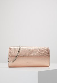 Metallic rosa läderkuvert med en strukturerad ormtryckt klaff, silverkedja och varumärkeslogotyp präglad på framsidan.