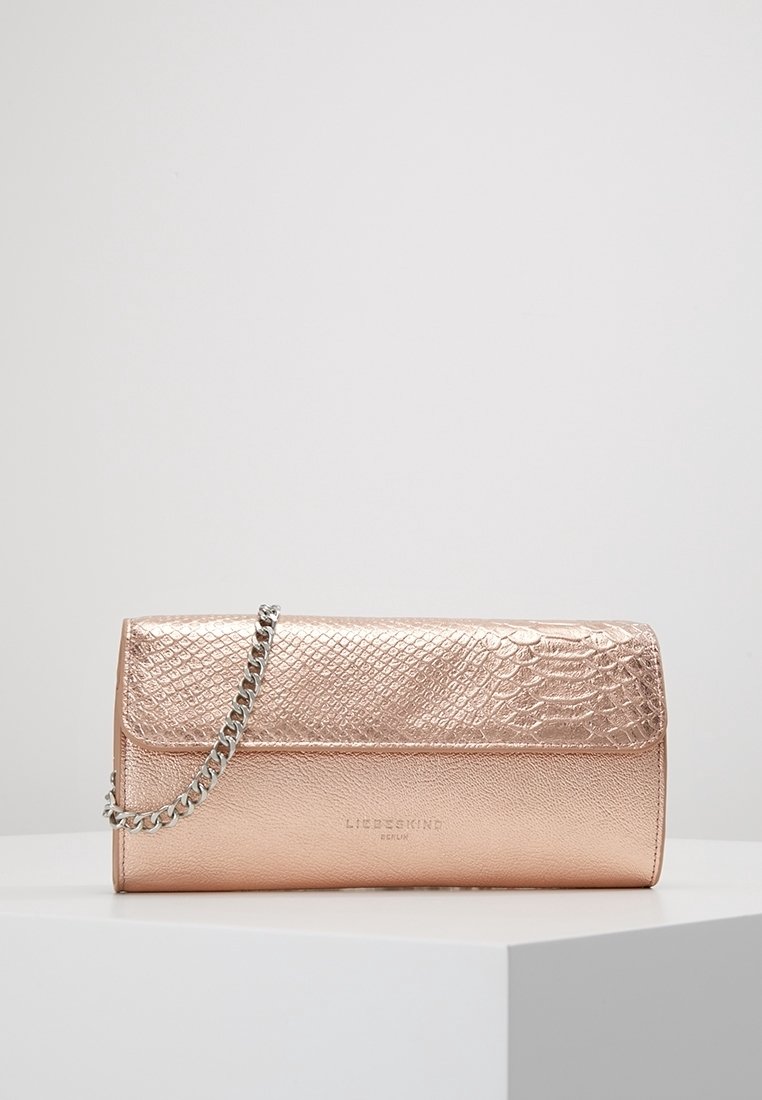 Metallic rosa läderkuvert med en strukturerad ormtryckt klaff, silverkedja och varumärkeslogotyp präglad på framsidan.