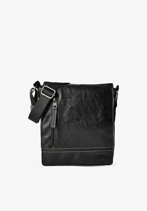 Borsa a tracolla in pelle nera con chiusura a patta, tasca frontale con zip, tracolla regolabile e dettaglio di cuciture a vista.