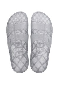 Sandales grises transparentes avec des paillettes, dotées de trois sangles réglables et d'une semelle intérieure texturée à carreaux pour une meilleure adhérence.