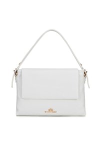 Bolso de mano de cuero blanco con solapa frontal plana, superficie texturizada, asa superior y herrajes en tono dorado que presentan un logo en la parte inferior.