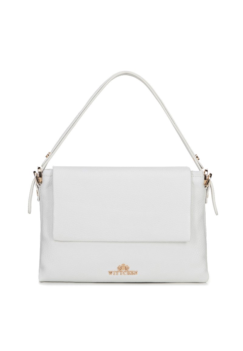Bolso de mano de cuero blanco con solapa frontal plana, superficie texturizada, asa superior y herrajes en tono dorado que presentan un logo en la parte inferior.