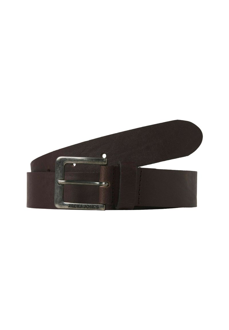 Ceinture en cuir marron avec une bouclerie métallique simple en argent. La ceinture est plate, dotée de trous pour les ajustements et d'une texture lisse.