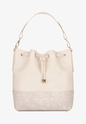 Bolso tipo cubo beige con la mitad inferior texturizada y la sección superior lisa. Cuenta con un cierre de cordón y acentos de hardware en tono dorado.