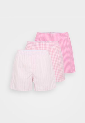 Trois paires de shorts roses : un uni avec des rayures verticales, un à carreaux et un avec des rayures horizontales. Ceintures élastiques, en matière coton.