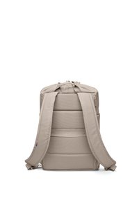 Zaino beige con pannello posteriore imbottito e spallacci larghi. Realizzato in tessuto resistente, presenta una superficie texturizzata e tasche laterali.