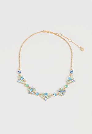 Zlatý náhrdelník s modrými a zelenými drahokamovými zhlukmi usporiadanými do kvetinových vzorov, s nastaviteľnou sponou a malým slnečným príveskom.