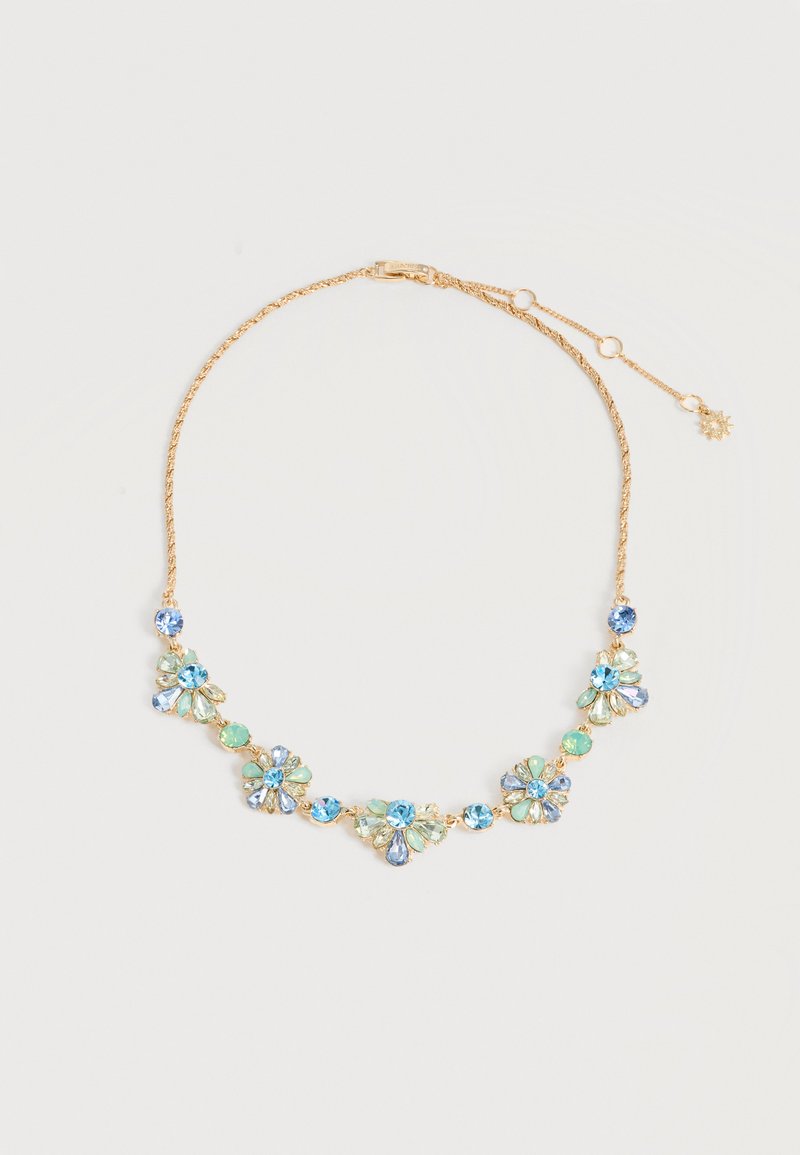 Χρυσό κολιέ με αλυσίδα και συστάδες από μπλε και πράσινους πολύτιμους λίθους σε ανθικά σχέδια, με ρυθμιζόμενο κούμπωμα και μικρό μενταγιόν ήλιου.