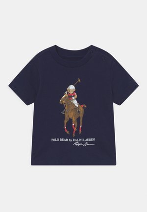 Granatowy t-shirt dla maluchów z grafiką gracza polo na koniu i tekstem "Polo Bear by Ralph Lauren" z przodu.