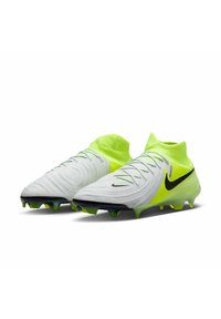 Scarpe da calcio Nike bianche con accenti giallo brillante. Presentano una parte superiore texturizzata, un logo nero e tacchetti verde per una migliore trazione.