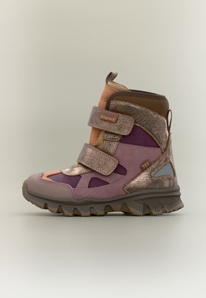 Botte d’hiver montante pour enfant en tons violets et marron avec double fermeture Velcro et semelle texturée pour une bonne accroche et une utilisation extérieure.