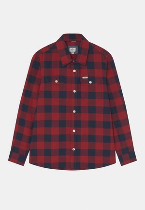 Camisa de manga larga a cuadros en rojo y azul marino con dos bolsillos delanteros y cierre de botones. Fabricada en una tela suave, presenta un cuello clásico.