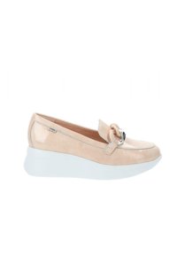 Scarpa slip-on in vernice rosa chiaro con punta arrotondata, caratterizzata da un nodo decorativo e una suola bianca ampiamente piatta.