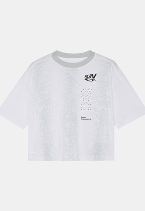 Biela športová košeľa s krátkymi rukávmi, svetlosivým vzorom, sivým golierom a čiernym textom "RUN ON" a "Swiss Engineering" na prednej strane.