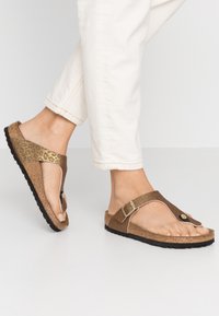 Birkenstock GIZEH - Sandali - gold