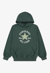 Žalia medvilninė džemperis su gobtuvu, turinti priekyje kengūros kišenę, raukšlėtais rankogaliais ir grafišką spaudą su žvaigžde bei užrašu „Converse All Star“ ir „Chuck Taylor“.