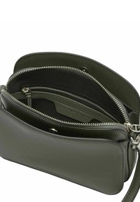 Borsa a tracolla in pelle verde oliva con multiple tasche con zip, texture liscia e dettagli in metallo argentato. L'interno presenta una fodera scura.