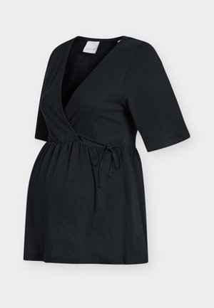 Zwarte zwangerschaps top met korte mouwen, V-hals overslagontwerp en verstelbare strik bij de empire taille voor een comfortabele pasvorm.