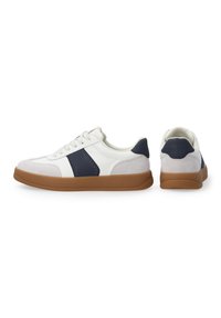 Weißer und marineblauer Sneaker mit Wildlederakzenten, Gummisohle, runder Zehenform und Schnürdesign. Verfügt über perforierte Details und eine gepolsterte Kragen.