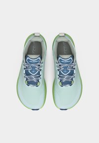 Ζευγάρι αθλητικών παπουτσιών Altra Timp 6 για ορεινό τρέξιμο σε ανοιχτό μπλε και πράσινο χρώμα με κορδόνια με σχέδιο, απεικονισμένα από πάνω σε λευκό φόντο.