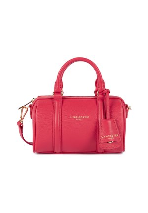 Sac à main en cuir rouge Lancaster Paris avec poignées doubles, ferrures ton or, bandoulière amovible et étiquette logo sur fond blanc.