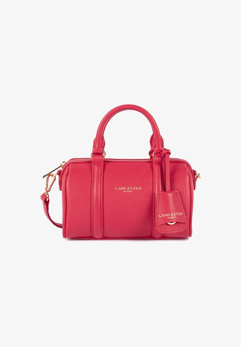 Sac à main en cuir rouge Lancaster Paris avec poignées doubles, ferrures ton or, bandoulière amovible et étiquette logo sur fond blanc.