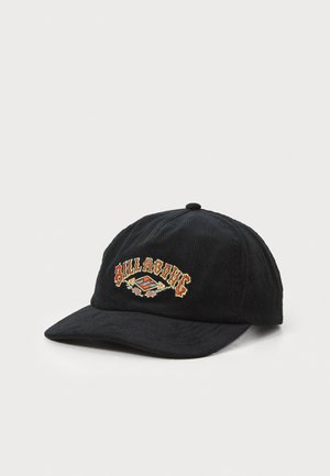 Gorra de pana negra con visera curvada, que presenta un logo bordado de "Billabong" en amarillo y rojo en la parte frontal. Diseño de seis paneles con ojales.