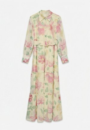 Lang cremefarvet kjole med pink og grønt blomsterprint, spids krave, knaplukning foran, lange ærmer og matchende bælte i taljen.