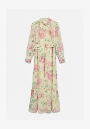 Vestido largo color crema con patrón floral en rosa y verde, cuello apuntado, cierre de botones en el frente, mangas largas y cinturón a juego en la cintura.