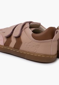 Sneakers in pelle rosa con dettagli marroni, fasce in Velcro, pannelli testurizzati e un sottile design di scimmia in rilievo sul lato.