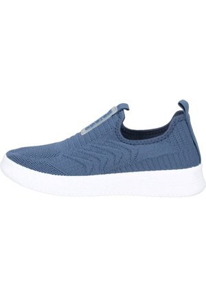 Sneaker azzurro in maglia da indossare senza lacci, con un design testurizzato, suola bianca e linguetta; presenta un logo del brand sul lato.