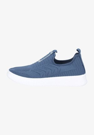 Blauer gestrickter Slip-On-Sneaker mit strukturiertem Design, weißer Sohle und Zuglasche; verfügt über ein Markenlogo an der Seite.