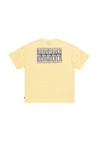 Žluté bavlněné tričko s grafickým potiskem na zadní straně, který obsahuje text "Quiksilver" a designy vln v purpurové a šedé barvě. Krátké rukávy.