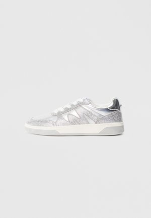 Sølvfarvede sneakers med en tekstureret overdel og skinnende detaljer. Har snørelukning og gummisål. Moderne, sporty stil.