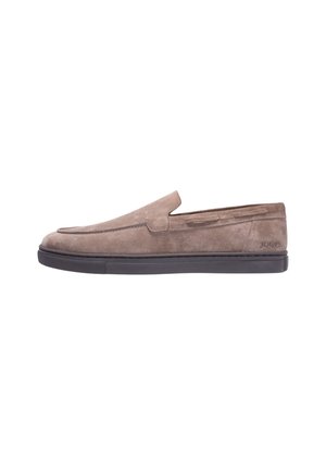 Brązowy zamszowy mokasyn typu slip-on z czarną gumową podeszwą i minimalistycznym szwem, widok z boku, z małym logo przy pięcie.