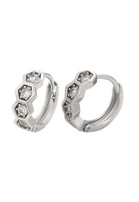 Orecchini a cerchio in argento con design esagonale e sei gemme trasparenti incastonate in schemi alternati. Finitura liscia con gancio a cerniera.
