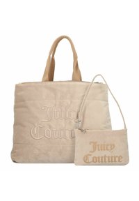 Bolso tote de ante beige con cierre de cremallera, que presenta el texto bordado "Juicy Couture", acompañado de un pouch más pequeño a juego con una correa.
