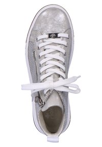 Srebrne metaliczne sneakersy z białymi sznurówkami, teksturowanymi panelami, zamkiem bocznym i okrągłym noskiem. Zawierają detal z logo na języku i płaską gumową podeszwę.