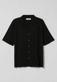 Camicia nera a maniche corte realizzata in tessuto leggero, con colletto, chiusura frontale con bottoni e design morbido.