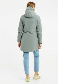 Vaaleanharmaa huppuparka, jossa on virtaviivainen muotoilu ja pitkät hihat. Ominaisuuksiin kuuluu keskipitkä pituus, ja se on yhdistetty vaaleansinisiin farkkuihin ja beigekenkäisiin.