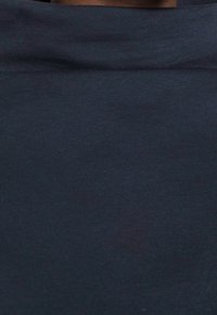 T-shirt in cotone blu navy con collo rotondo e superficie liscia, che presenta un design semplice e uniforme, privo di motivi o decorazioni.