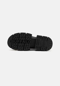 Musta kummist kinga tald, millel on väljendunud mustrit. "BUFFALO" logo nähtav kannal. Vastupidav, tekstureeritud pind haardeks.