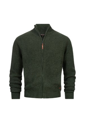 Donkergroen, geribbelde ritstrui met een hoge kraag, lange mouwen en een klein leren label op de zoom, gemaakt van een gestructureerd breiwerk.